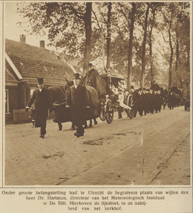 870263 Afbeelding van de begrafenisstoet bij de begrafenis van dr. C.M.A. Hartman, directeur van het Koninklijk ...